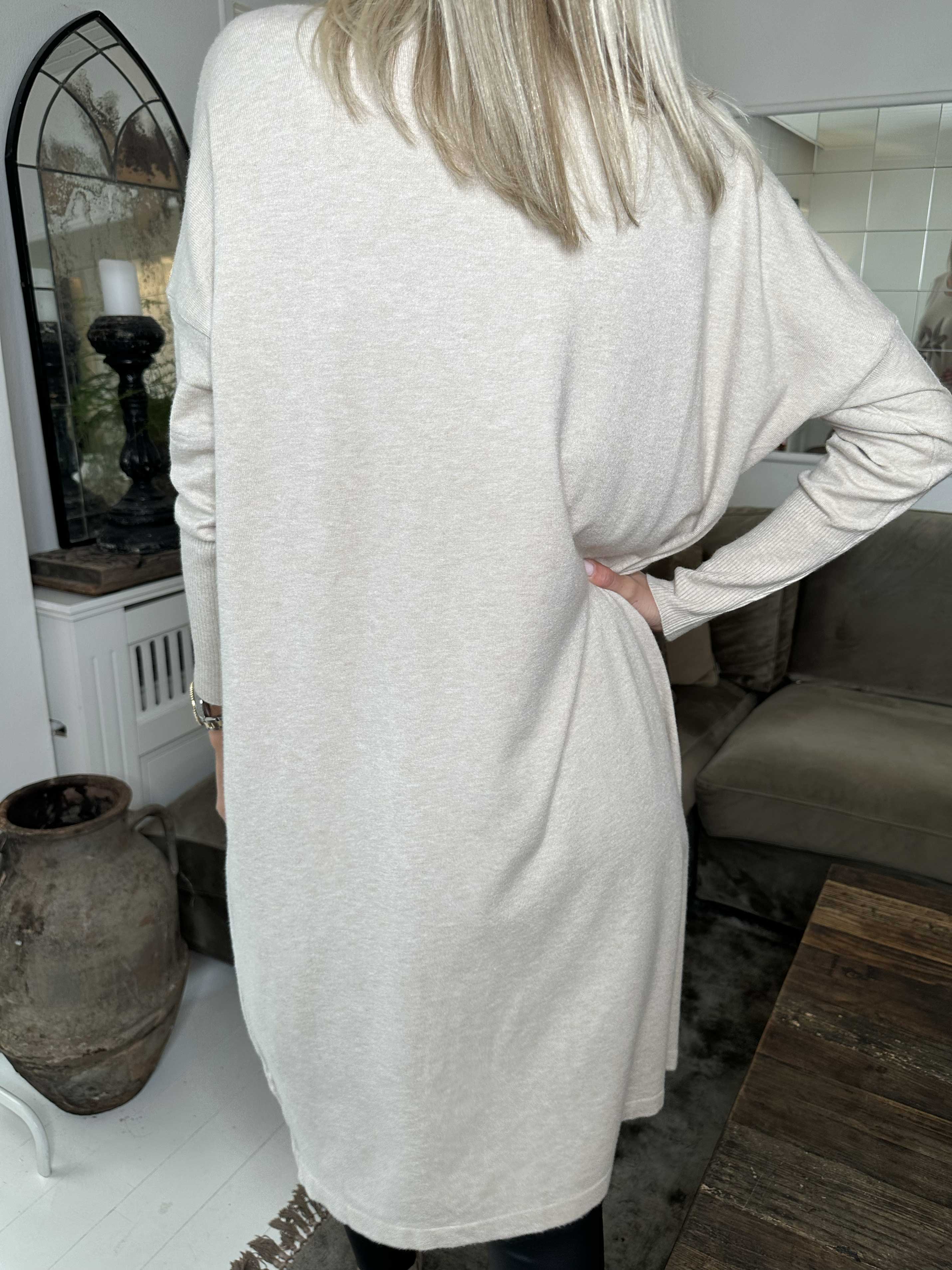 Amilie - Blød strikkjole med blomstermotiver